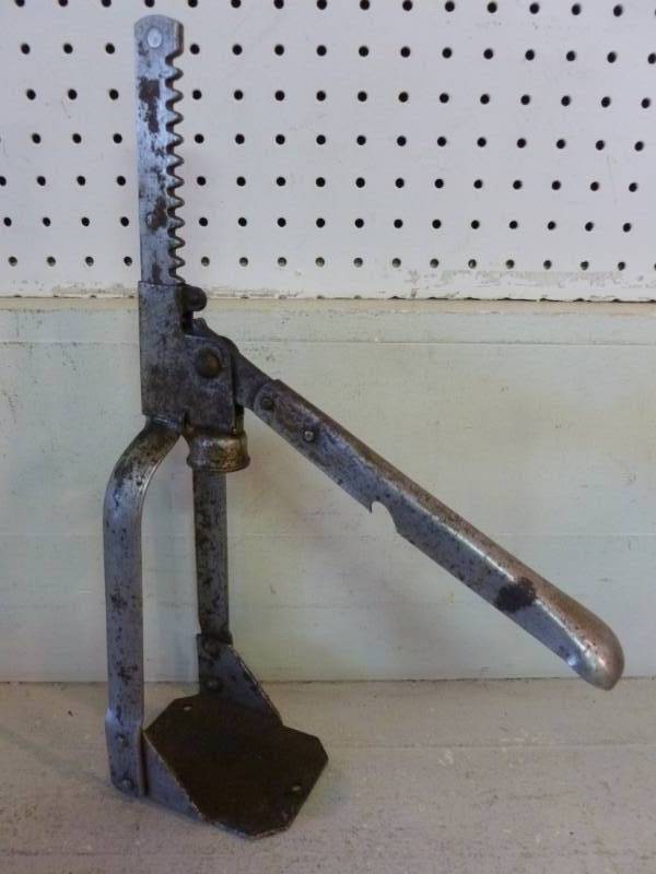 lot 199 image: Vintage Bottle Capper