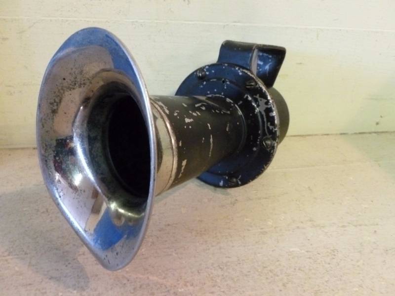 lot 236 image: Antique Car Horn