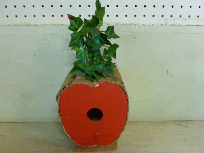 lot 284 image: Bird House Decoration