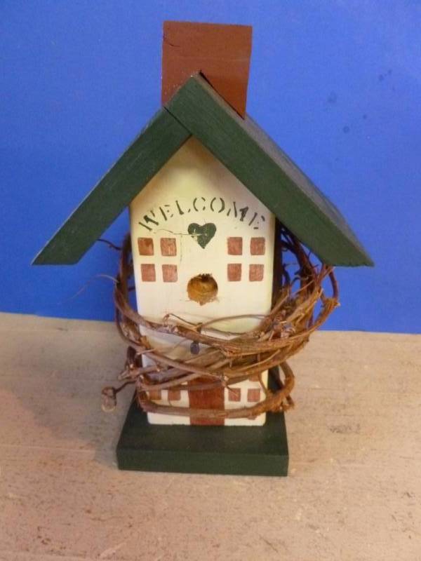 lot 289 image: Bird House Decoration