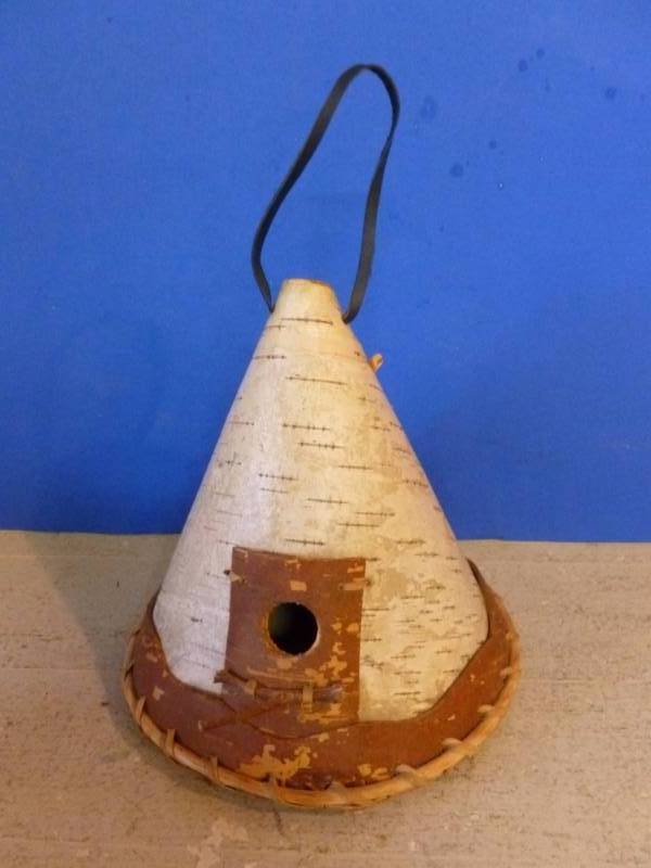 lot 290 image: Bird House Decoration