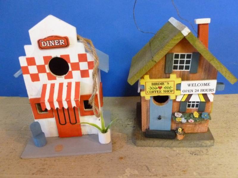 lot 292 image: Bird House Decoration