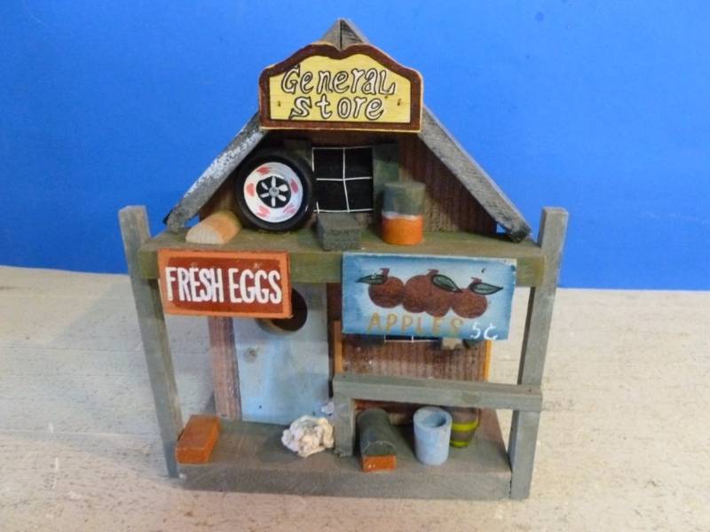 lot 297 image: Bird House Decoration