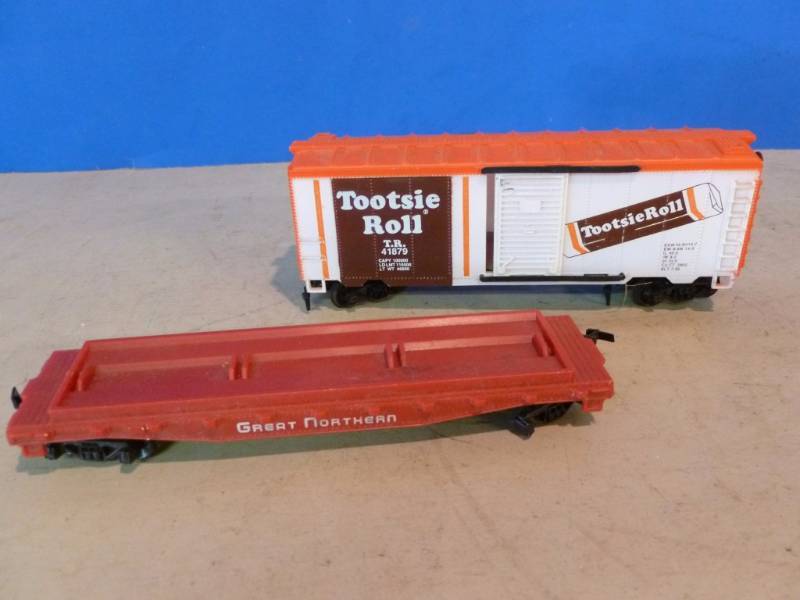 lot 310 image: HO Scale Train Cars
