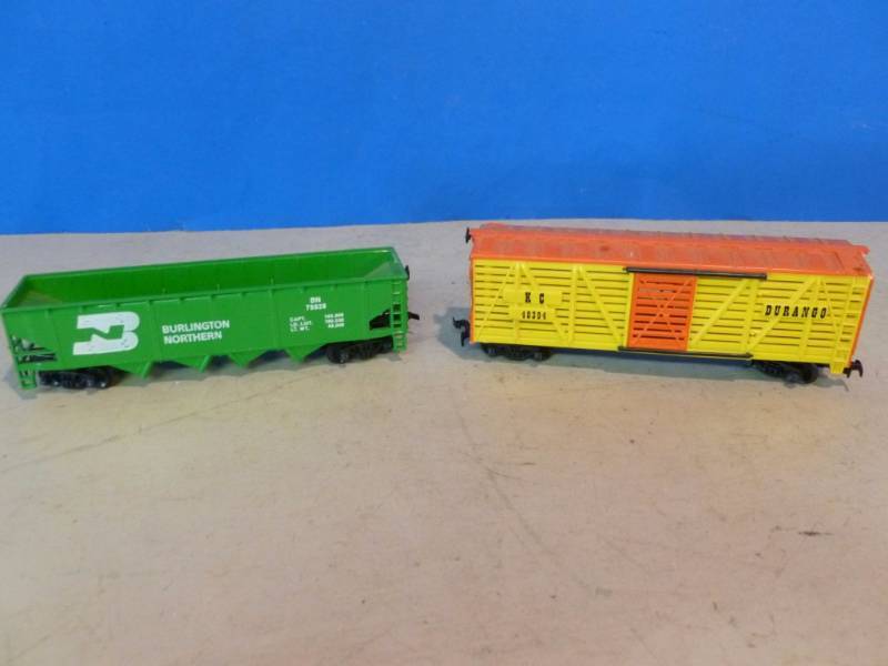 lot 311 image: HO Scale Train Cars