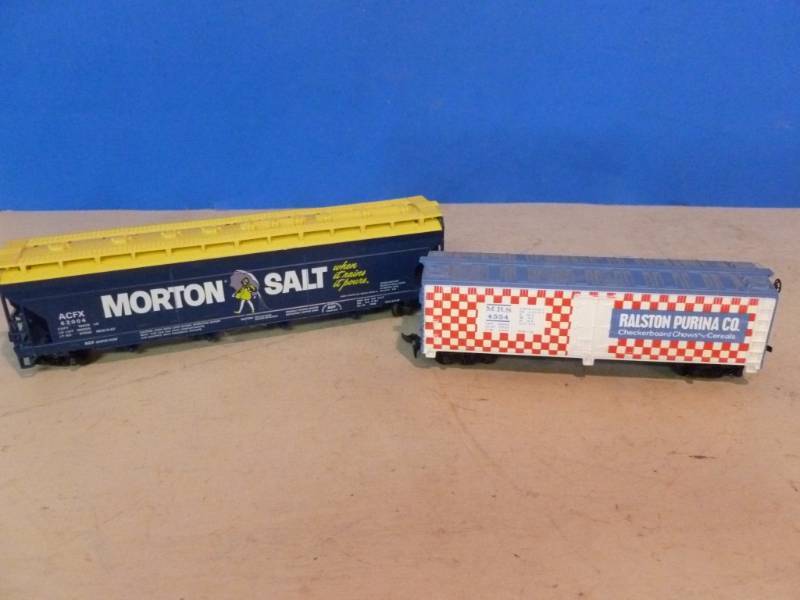 lot 312 image: HO Scale Train Cars