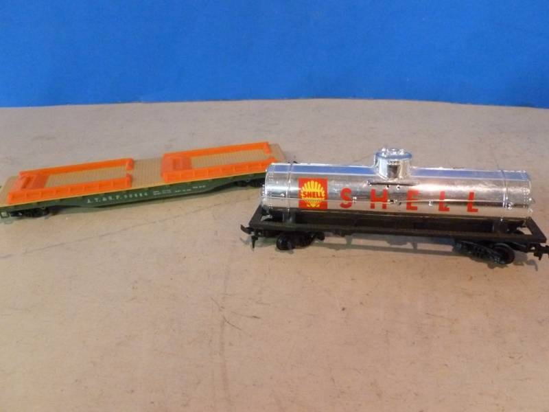 lot 313 image: HO Scale Train Cars