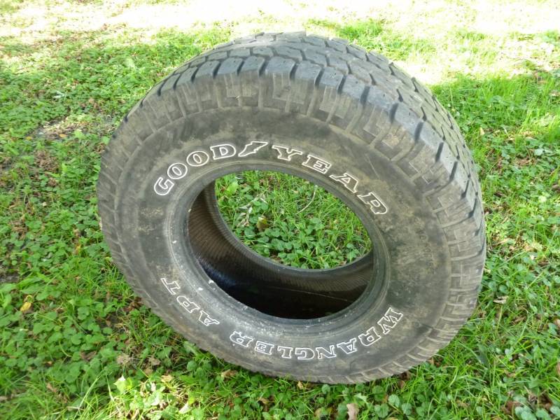 lot 367 image: Truck Tire