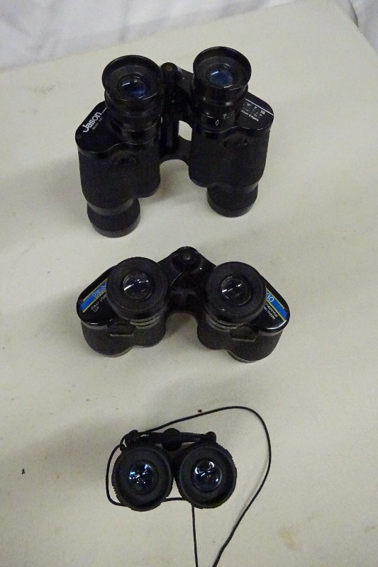 lot 14 image: 3 Binoculars