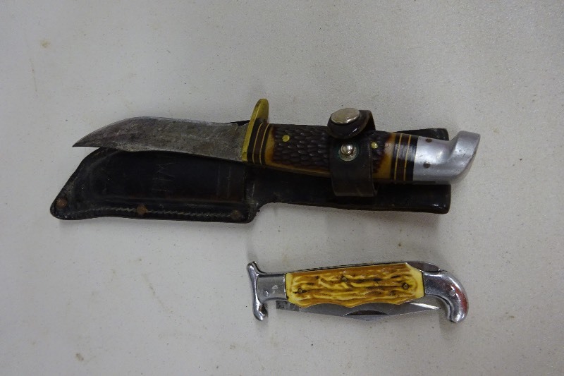 lot 17 image: 2 Pocket Knifes Western usa