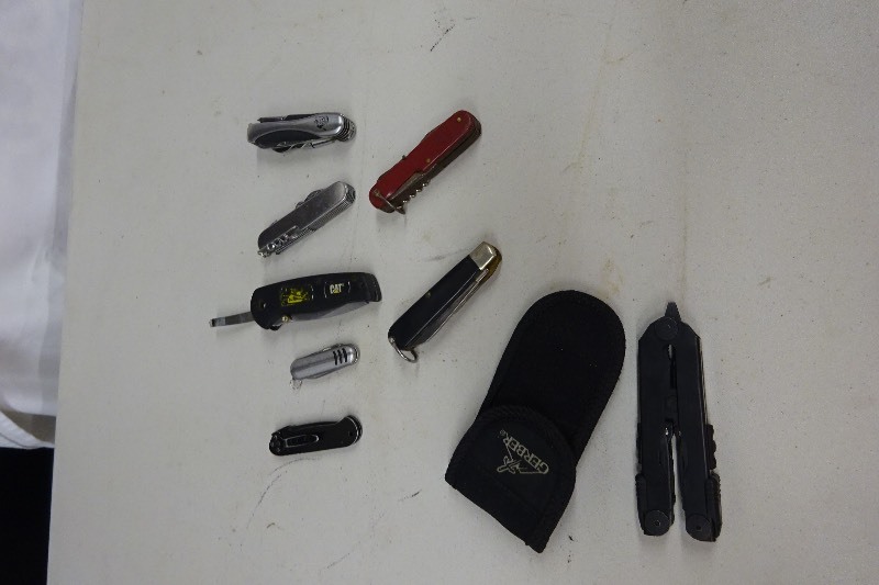 lot 19 image: Pocket Knifes