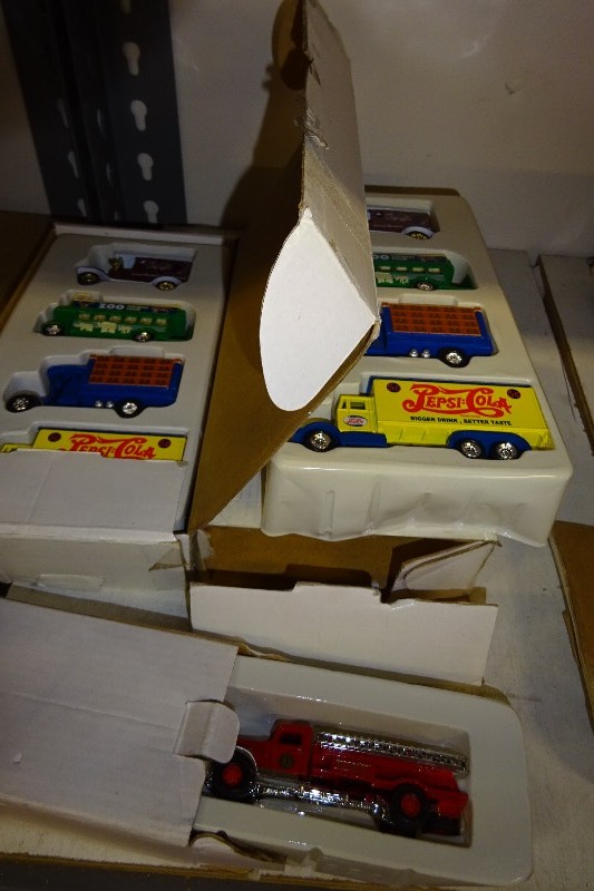 lot 32 image: Die cast cars