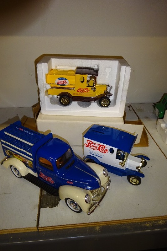 lot 33 image: Die cast cars