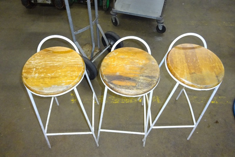 lot 41 image: Stools lot of 3