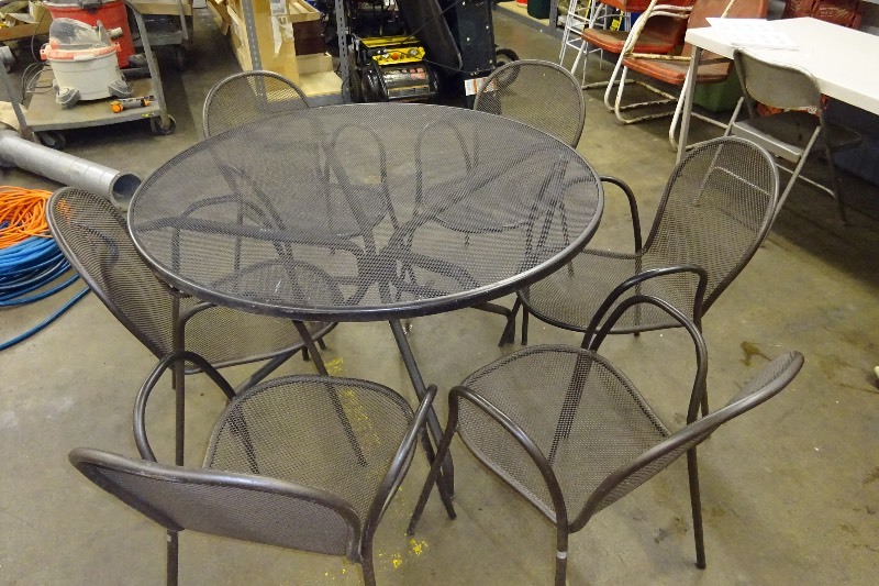 lot 48 image: Metal patio table and 6 chairs
