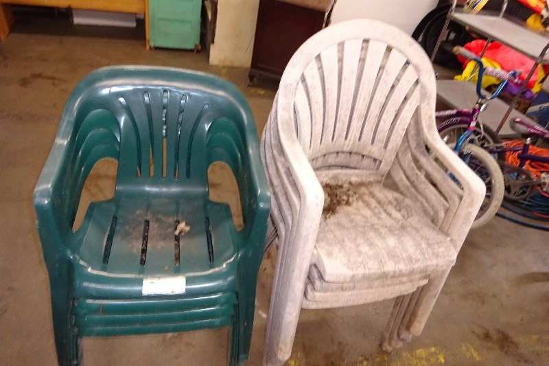 lot 51 image: 4 plastic white lawn chairs and 4 green lawn chairs