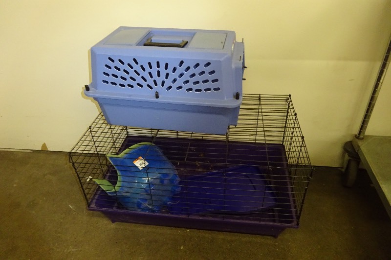 lot 69 image: 2 pet cages