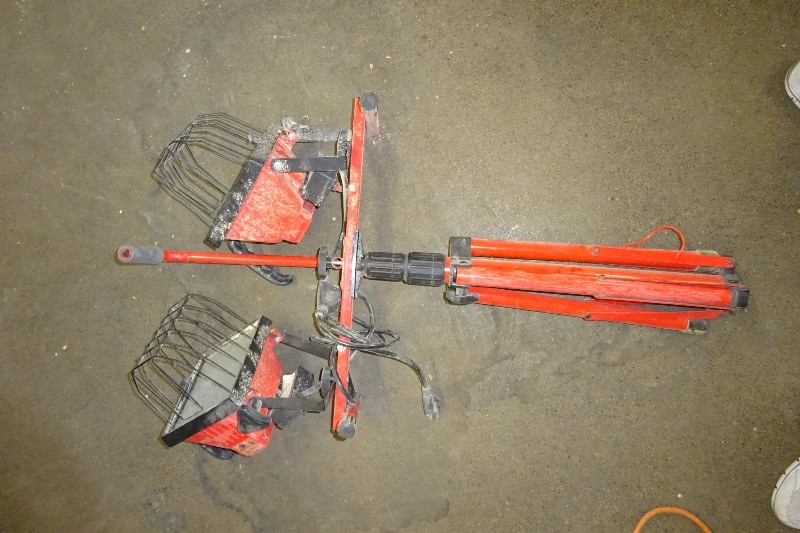 lot 13 image: Tripod Shop Light