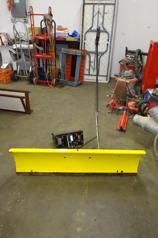 lot 14 image: 46 Snow Blade