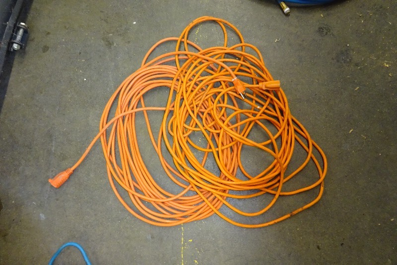 lot 32 image: 2 Extension Cords