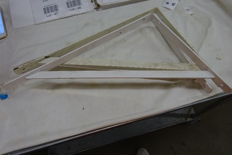lot 43 image: 4 shelve brackets