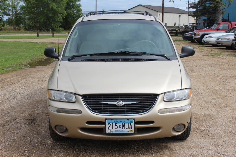 lot 1054 image: 2000 Chrysler Town & Country Lxi - 2 Owner -
