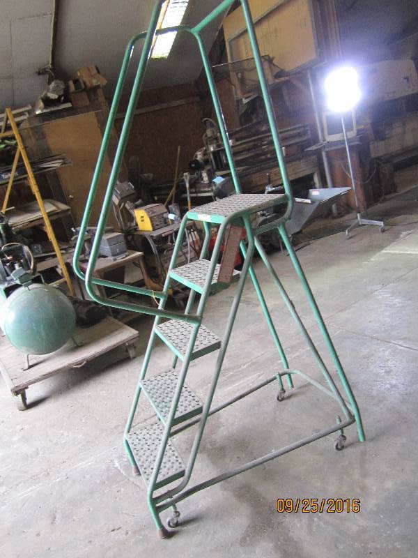 lot 18 image: 6 foot rolling ladder...