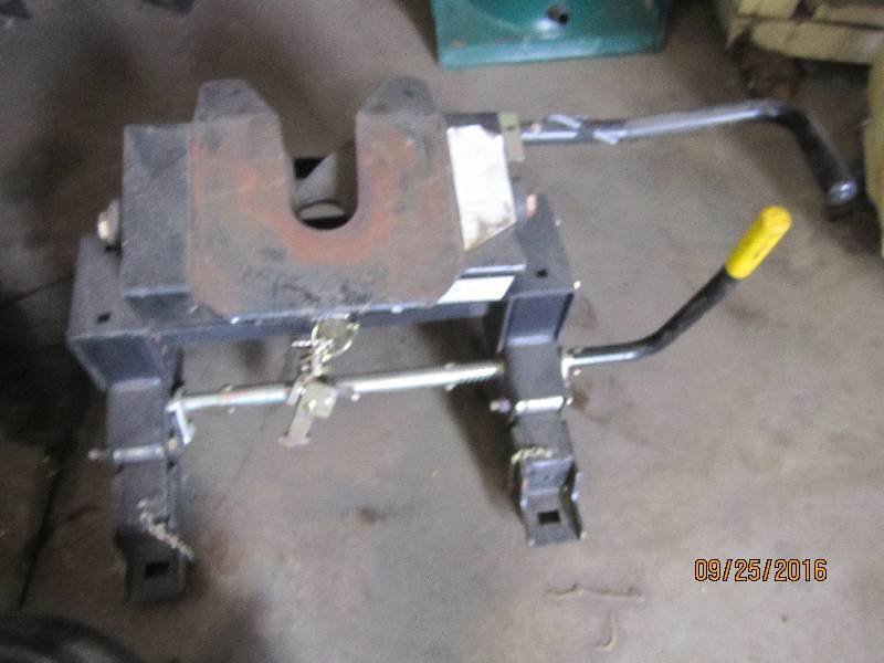 lot 26 image: Power Pull glider 5th Wheel hitch, ...