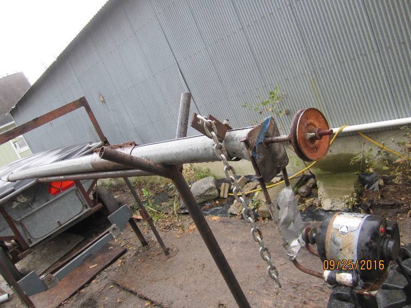 lot 40 image: 13 foot long grain auger, motor wor...