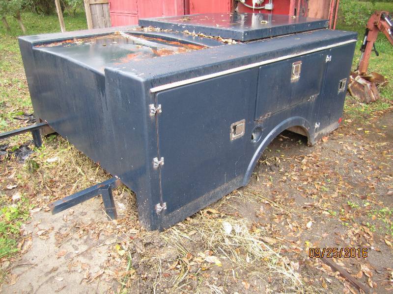 lot 44 image: 8 Truck utility box, fits standard...