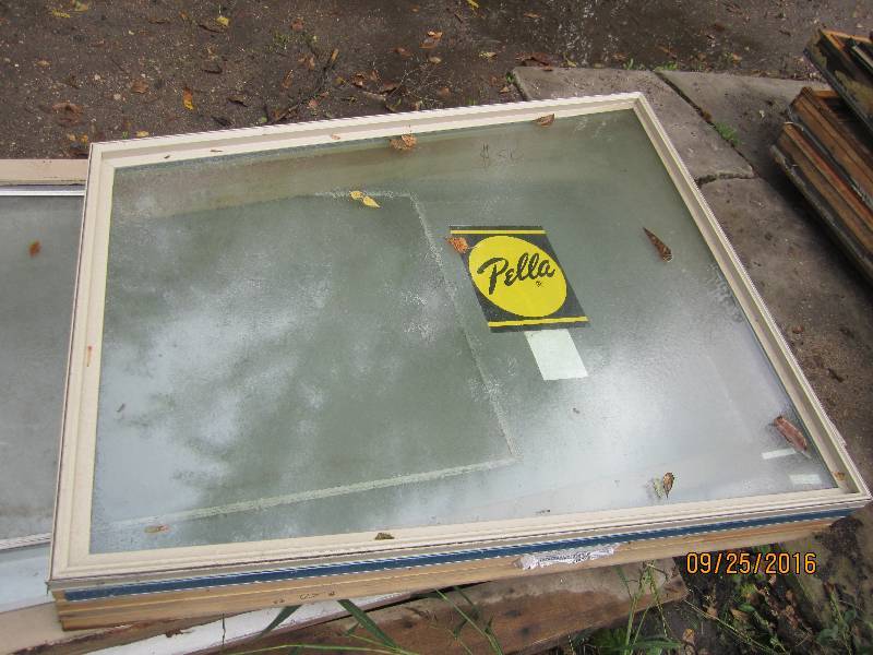 lot 45 image: 2 Pallets of assorted windows, grea...