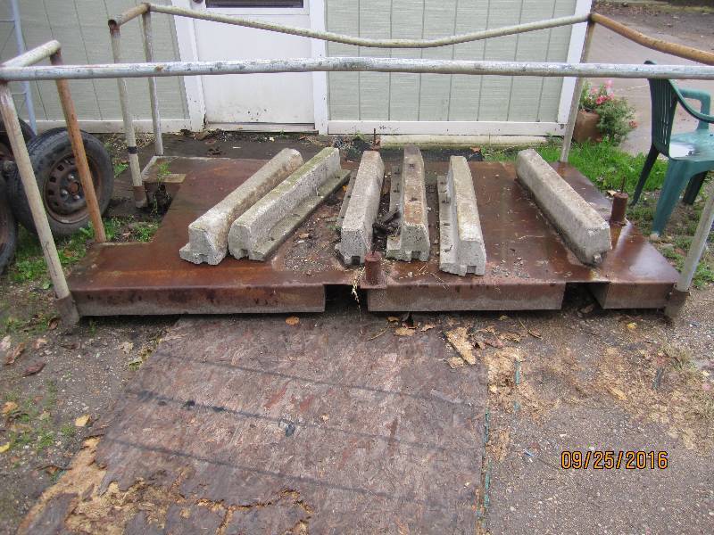 lot 52 image: Metal platform to use with skid ste...