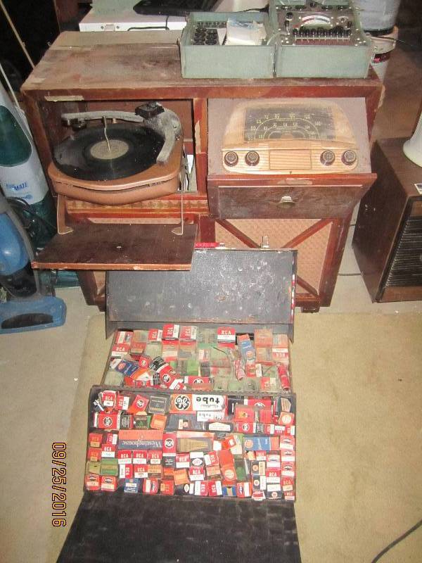 lot 59 image: Metal box of mainly RCA projector t...