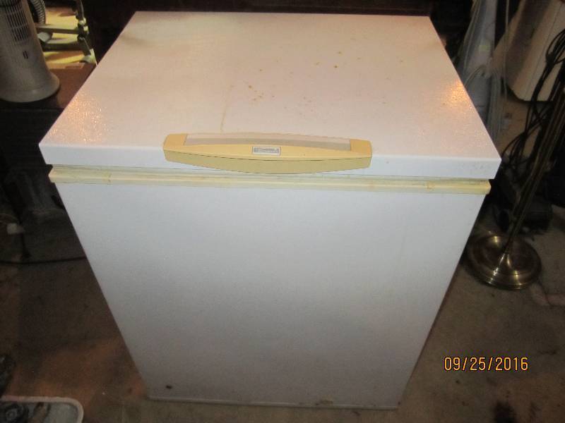 lot 61 image: Kenmore chest freezer, measures 27 ...