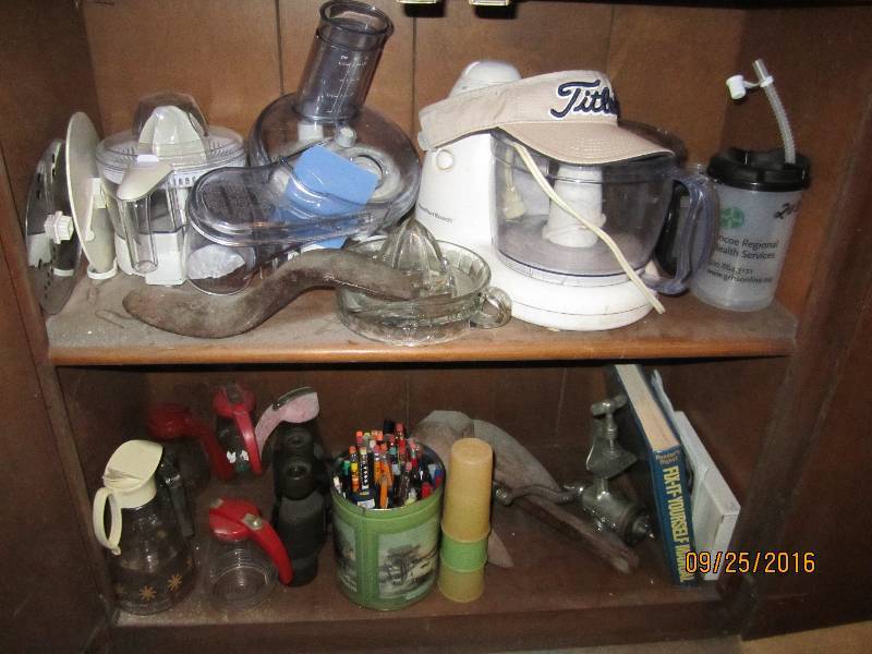 lot 67 image: Lot of vintage and antique items, j...