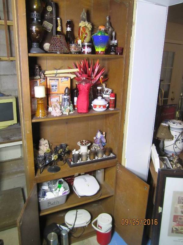 lot 69 image: Huge lot of dcor and collector it...