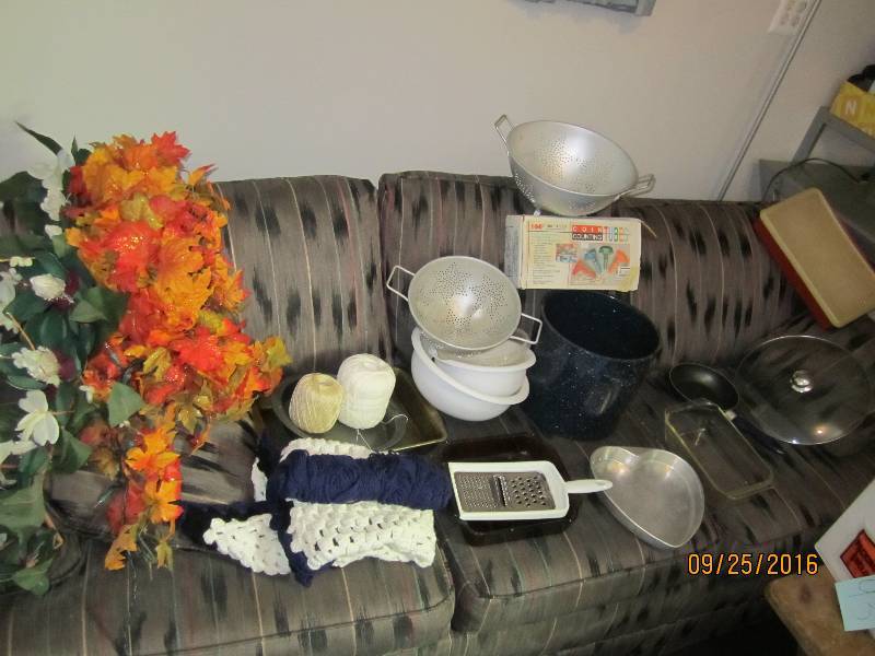 lot 98 image: Lot of kitchen and decorative items...