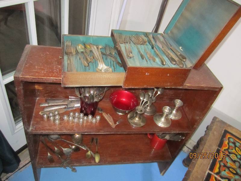 lot 101 image: 1847 Rogers Brothers silverware set...