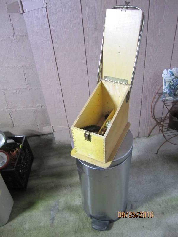 lot 103 image: Vintage shoe shine box with supplie...
