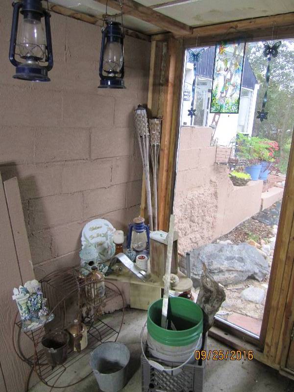 lot 104 image: Lot of garden dcor, lanterns, dri...