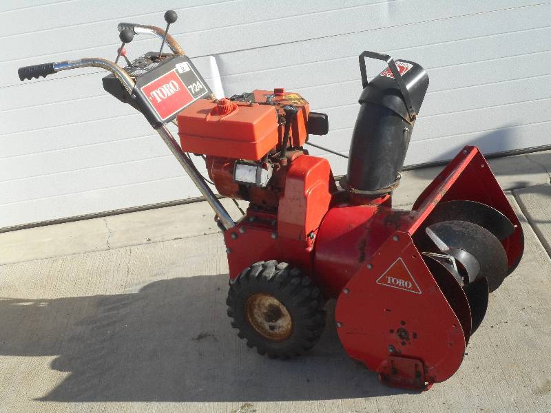 lot 6 image: Toro 724 Snowblower, Electric Star...
