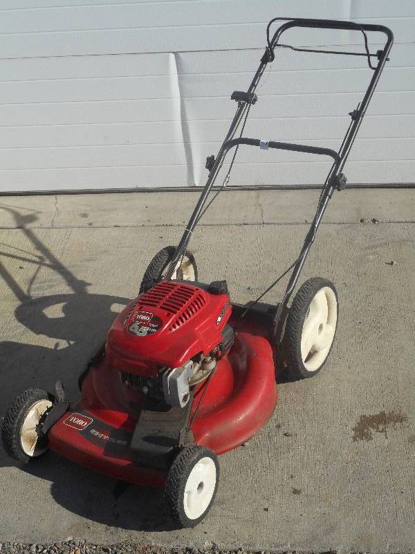 lot 17 image: Toro Recycler Self-Propelled 21 Mo...