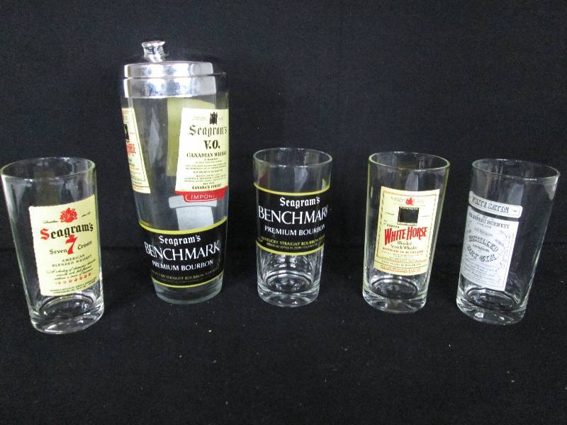 lot 40 image: 4 Tall Drink Glasses & Shaker