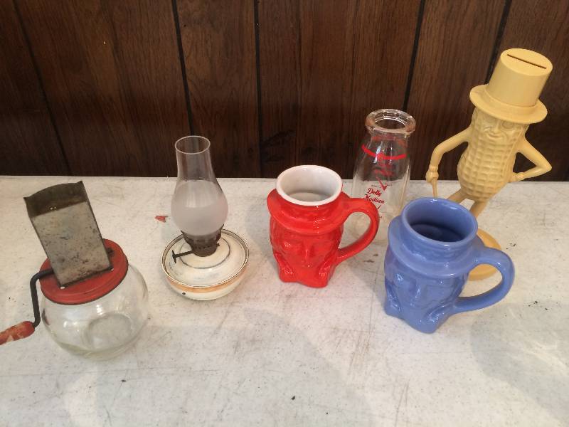 lot 39 image: Assorted Collectibles