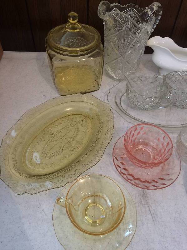 lot 40 image: Collectible Glass