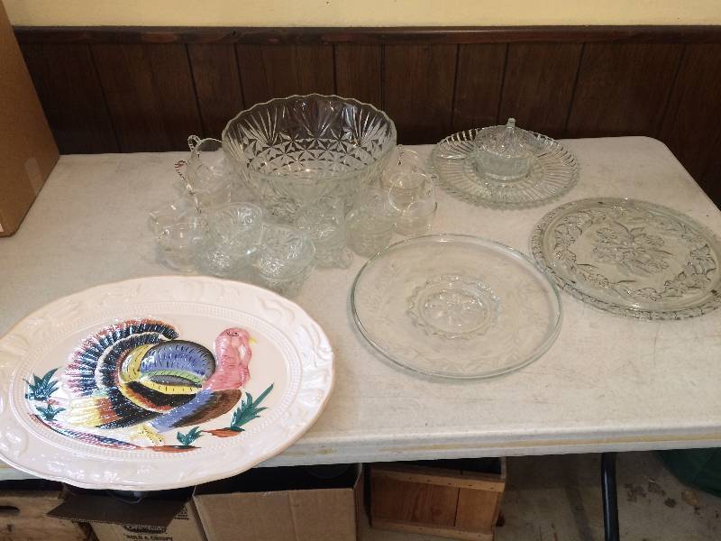 lot 49 image: Collectible PlatesDishes