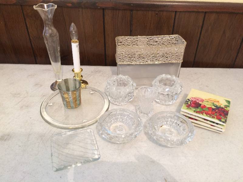 lot 11 image: Plate Holders and Collectible Glass