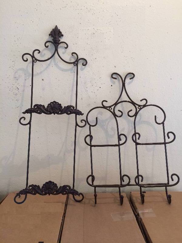 lot 33 image: Metal Plate Hangers