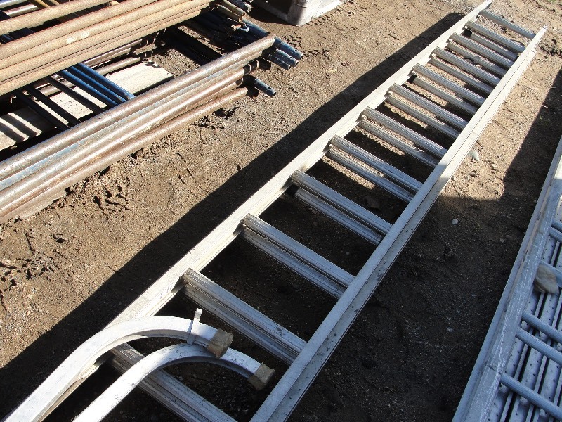 Aluminum 28 Extension Ladder with 2 Ladder Braces