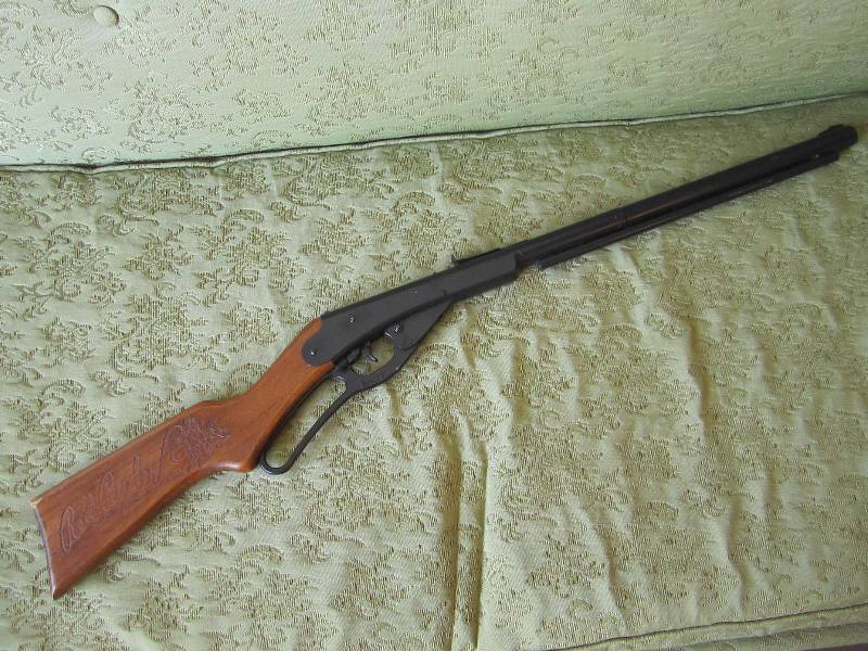 lot 15 image: Red Ryder Daidy BB Gun...